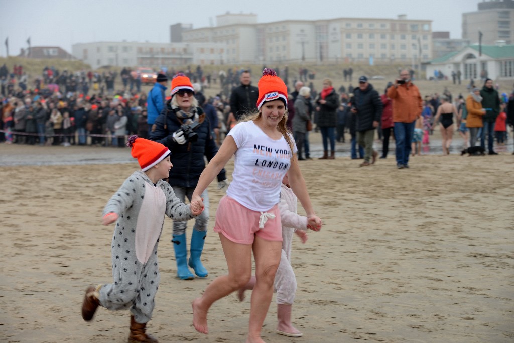 ../Images/Nieuwjaarsduik Noordwijk 2020 128.jpg